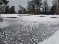 Isen i Øregårds Parken bærer dog præg af, at nogle har taget chancen.