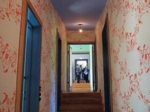 Den lange trappegang der er gennemgående i PH's hus med det dristige tapet på væggene