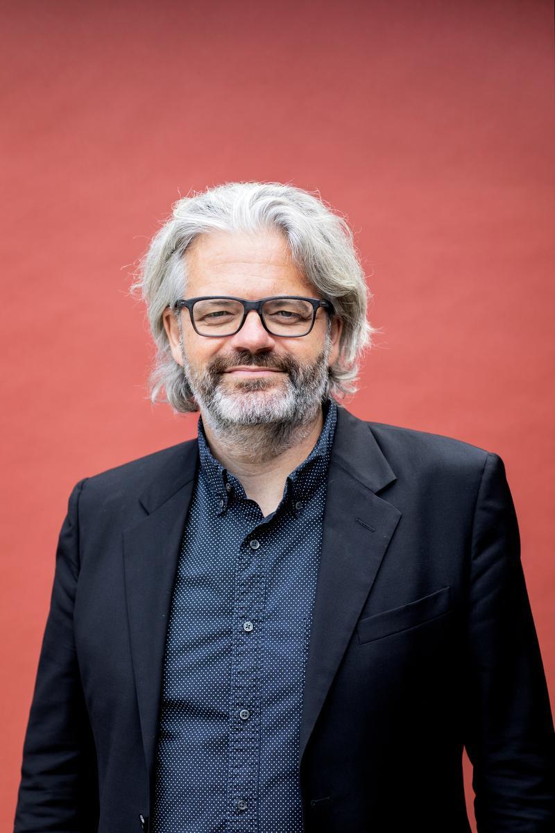 En stemningsfuld aften i Gentofte præsenterer et fællesskab af mennesker, der engagerer sig i film og litteratur (Grafik, Gentofte Kino)
