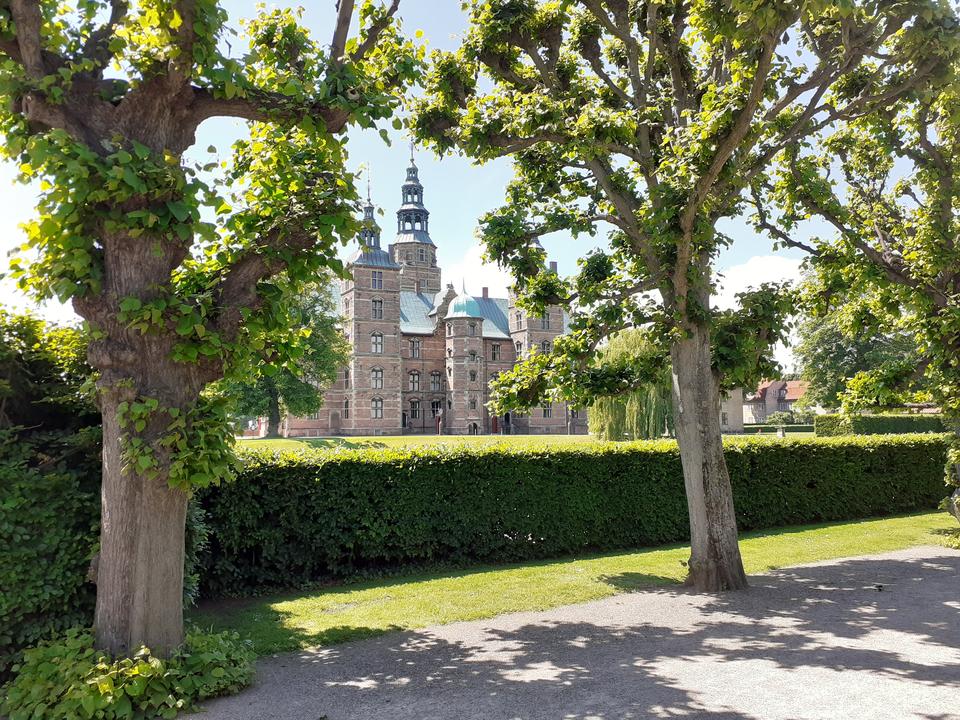 En farverig stemning præger samlingen af glade mennesker, der deltager i fælles aktiviteter