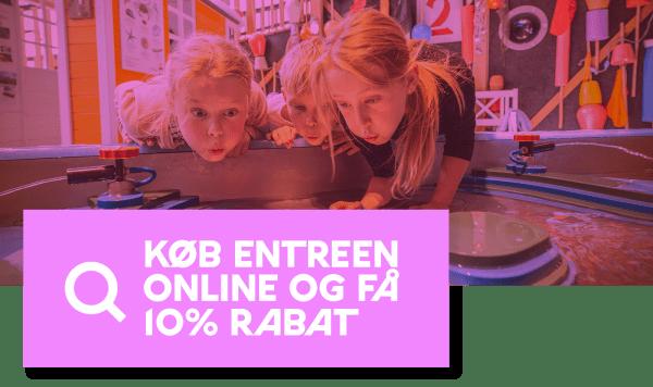 En gruppe mennesker engagerer sig i leg og udforskning i et farverigt og dynamisk læringsmiljø